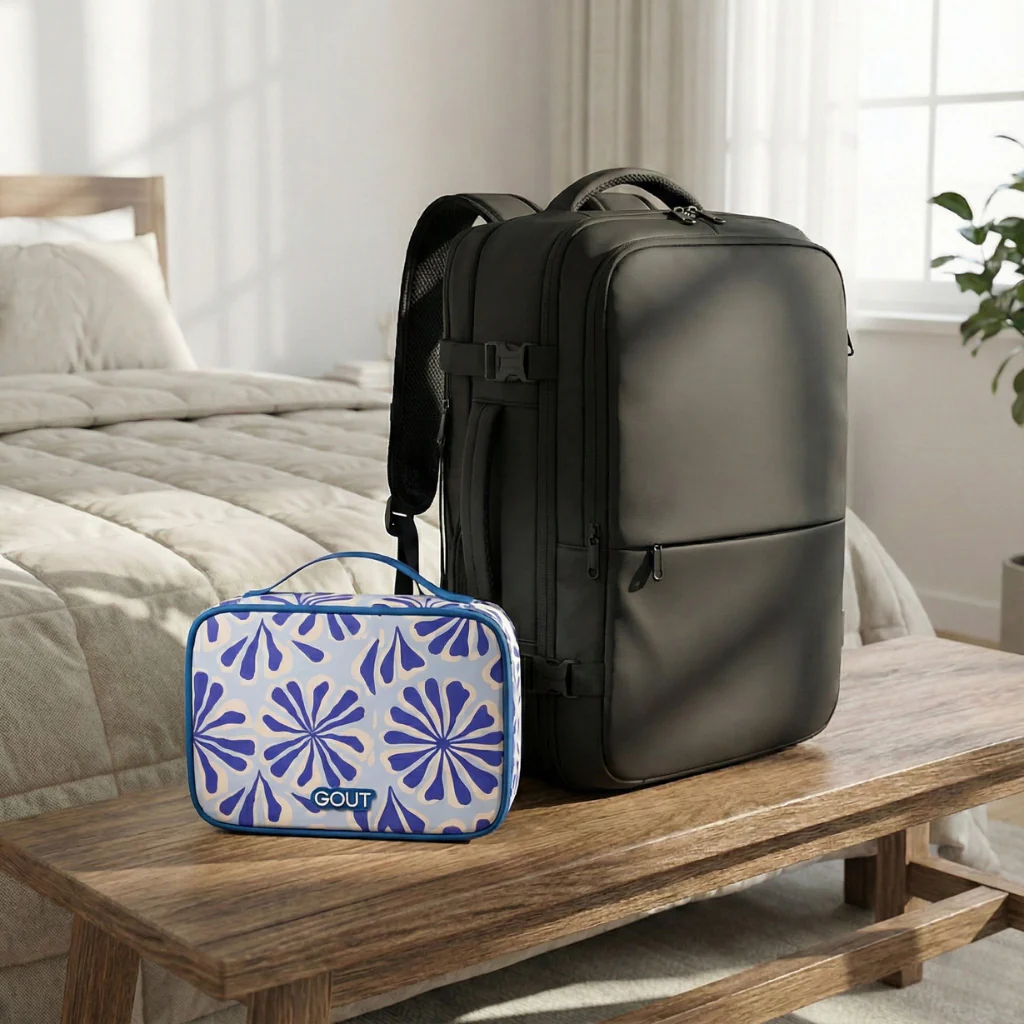 Combo Mochila de Viaje Viral 38L. Expandible Black + Cosmetiquero 24cm x 18cm Gout Aqua