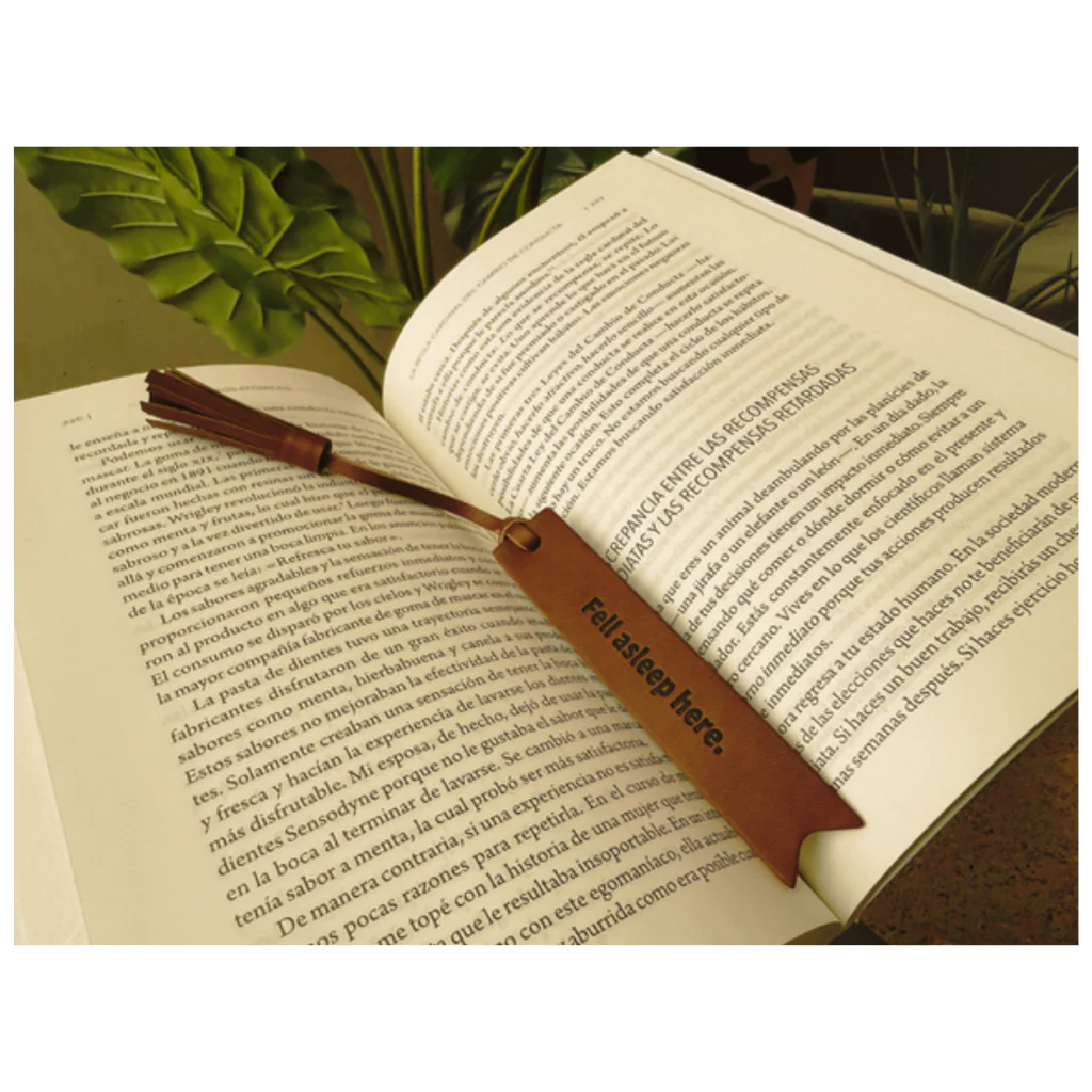 Marcador de Libro - Cuero Vegano "Fell Asleep Here.” - Image 3